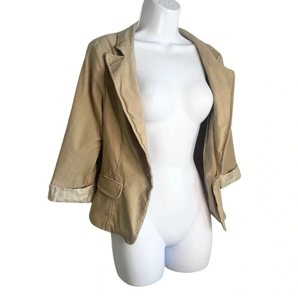 Active USA Women's Beige Casual Blazer - Med. 3/4 Sleeve. Collard - Button Close